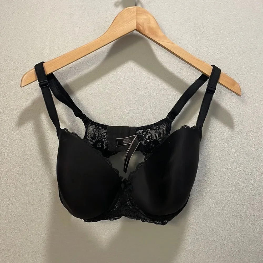 VICTORIA Secrets woman’s black bra
